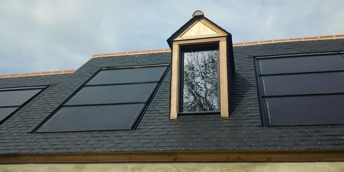 Toiture en ardoise avec fenêtre de toit et travaux de couverture