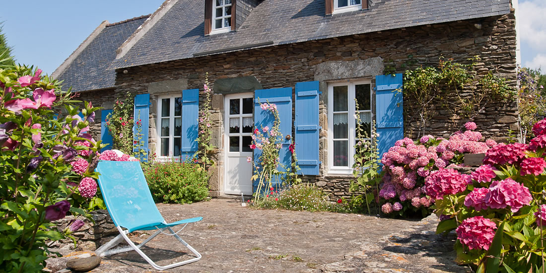 Maison en pierre avec fenêtres et volets extérieurs rénovés