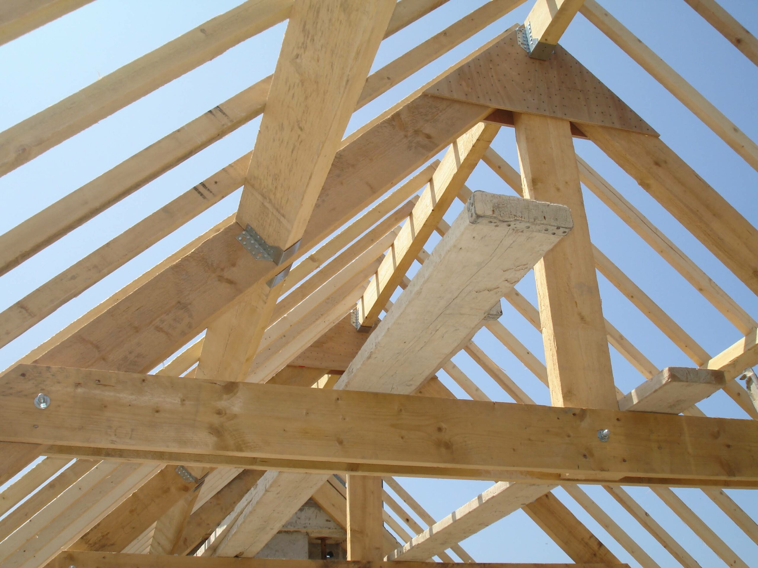 Réalisation d’une charpente en bois pour une construction de maison