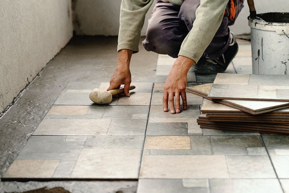 Pose de carrelage en rénovation pour revêtement de sol intérieur