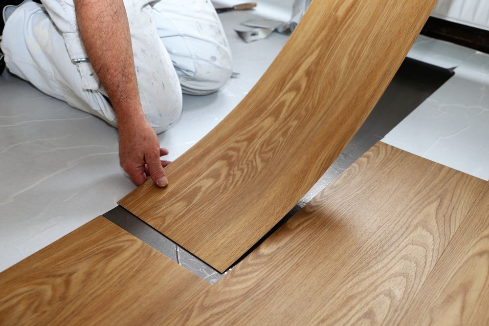 Travaux de pose de sol intérieur avec finition soignée
