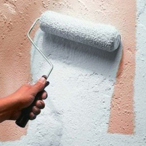 Application de peinture sur mur extérieur en rénovation