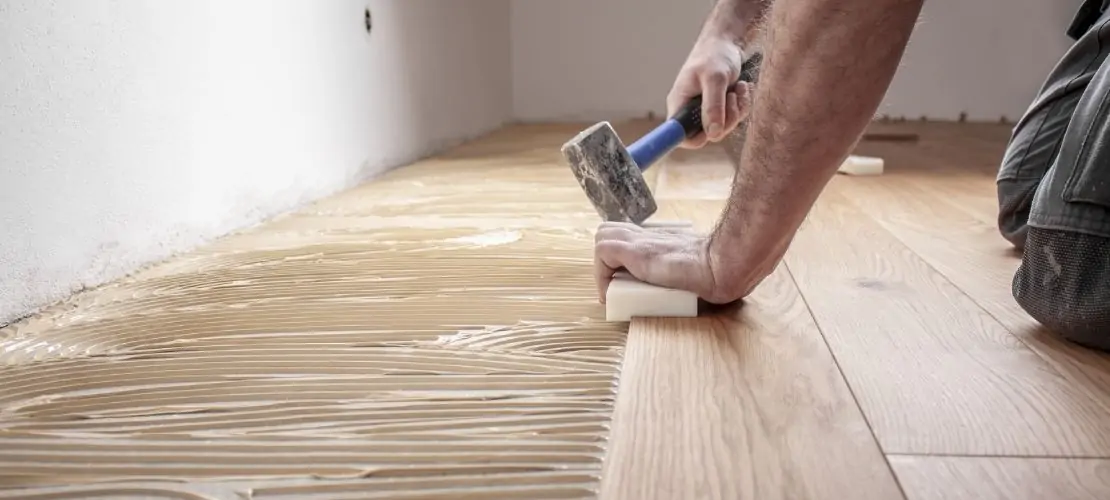 Travaux de pose de sol intérieur avec finition soignée