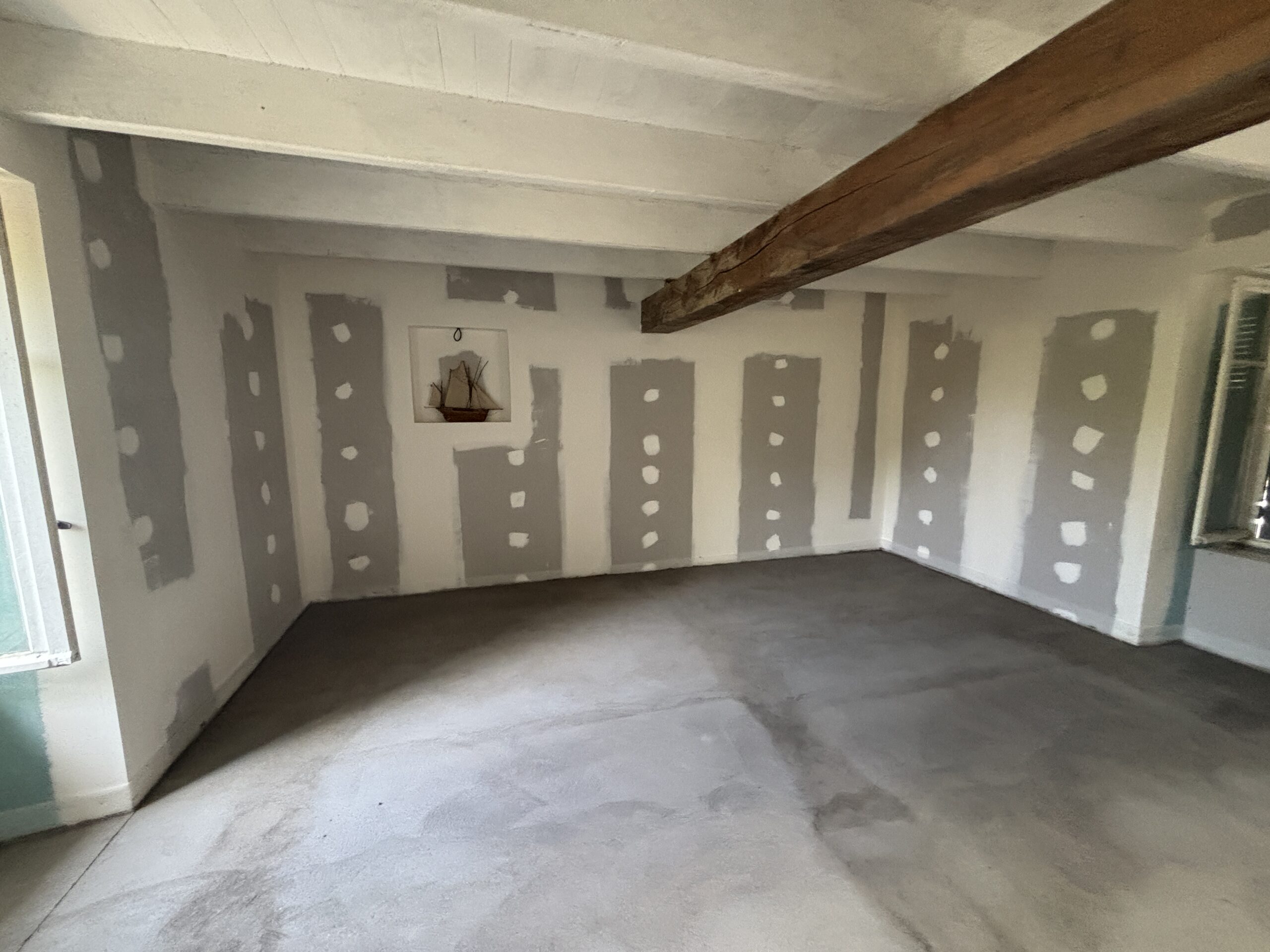Chantier de rénovation de maison avec travaux de façade en cours