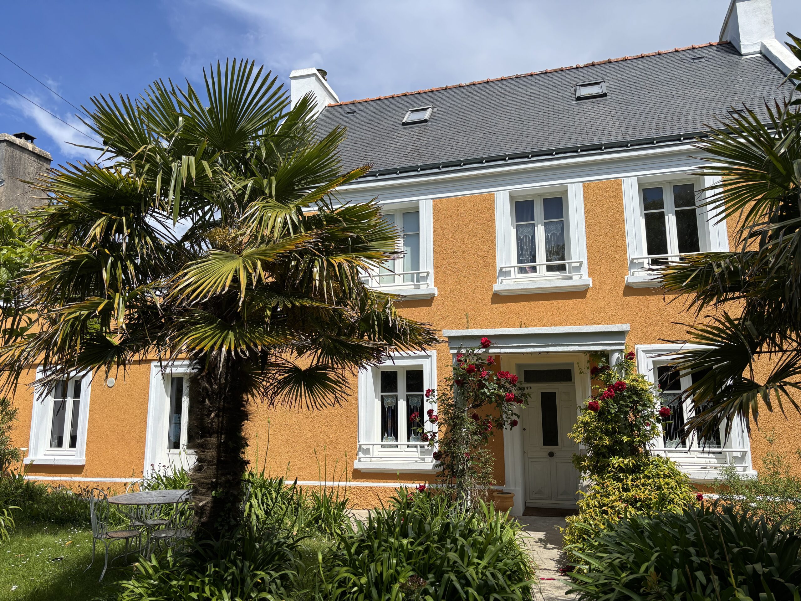 Travaux de ravalement de façade en cours sur une maison