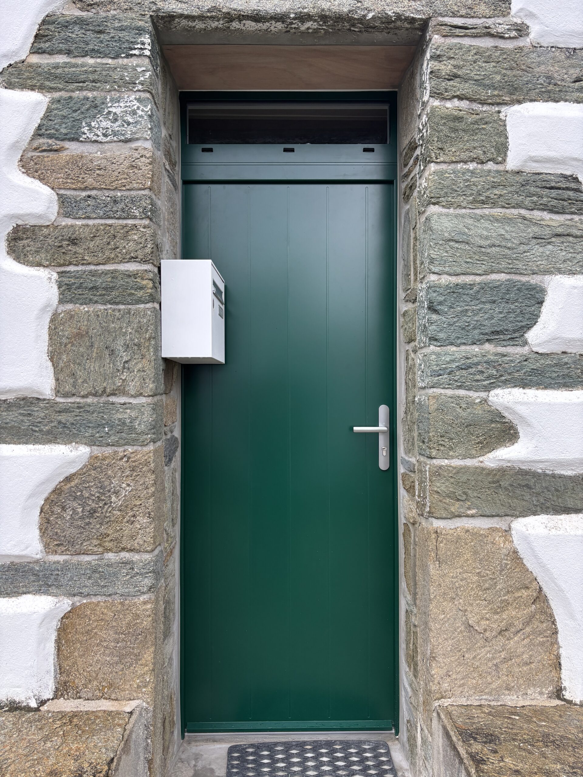 Aménagement extérieur autour d’une maison en pierre